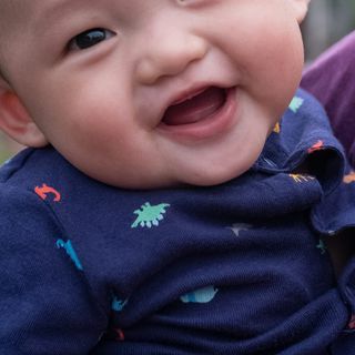 머리 윗부분이 잘린 아기 사진